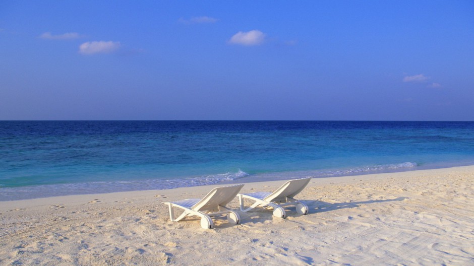 阳光沙滩蓝色意境风景图片壁纸