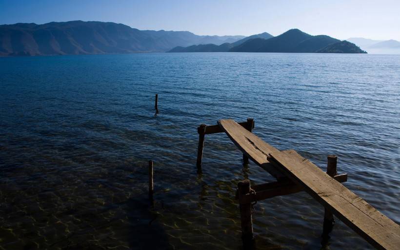 泸沽湖高山湖泊风景摄影图片