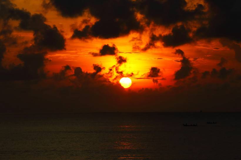 夕阳下的海边日落风景图片