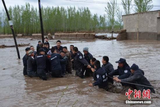 新疆暴雨引发洪水 警方紧急抢救