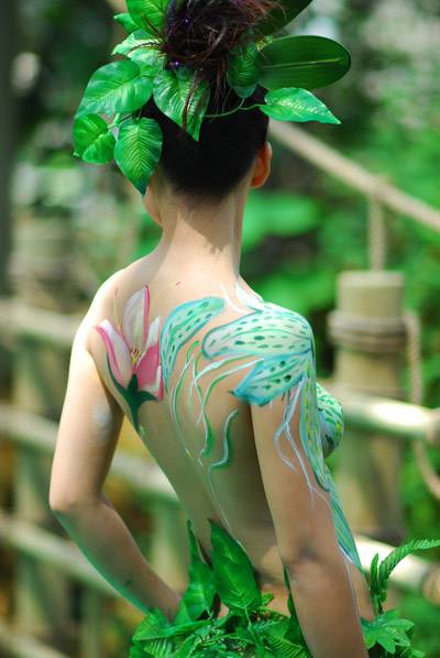 丛林中的人体彩绘艺术