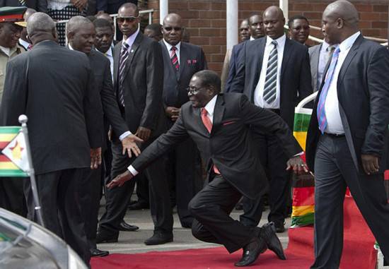 穆加贝当众跌倒原因是什么？老总统已经90岁高龄了