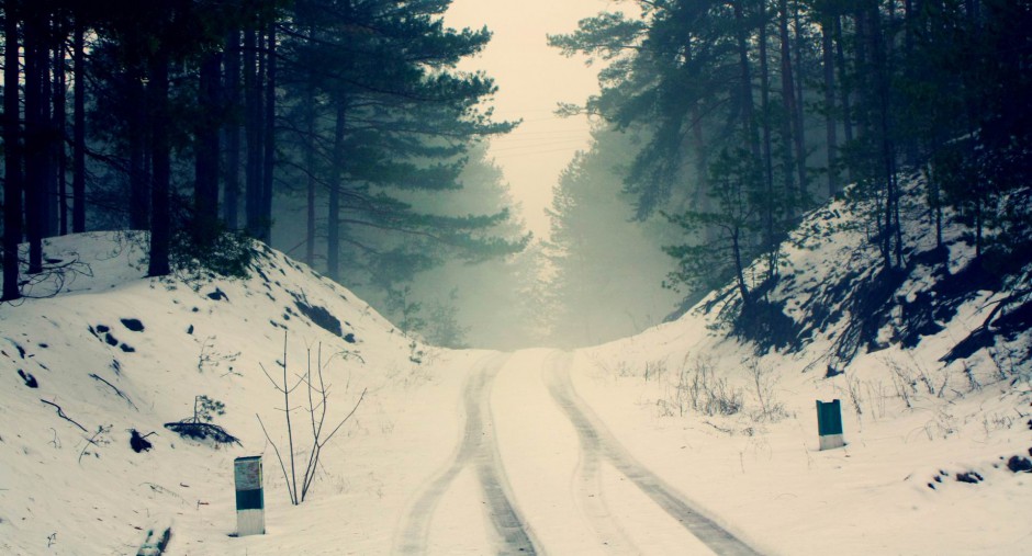 乡村林间冰雪覆盖的道路唯美图片