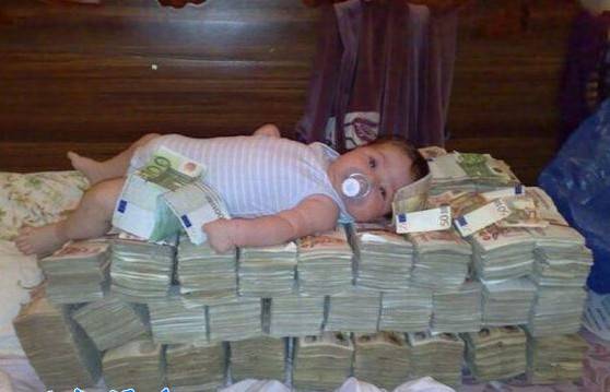 睡在钱堆里的孩子