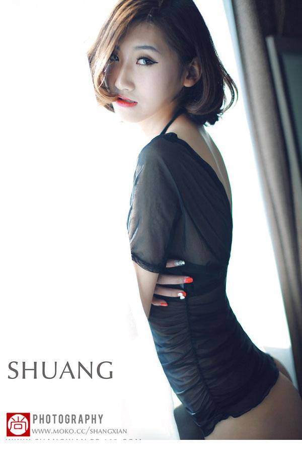 性感少女玩转人体香艳艺术照