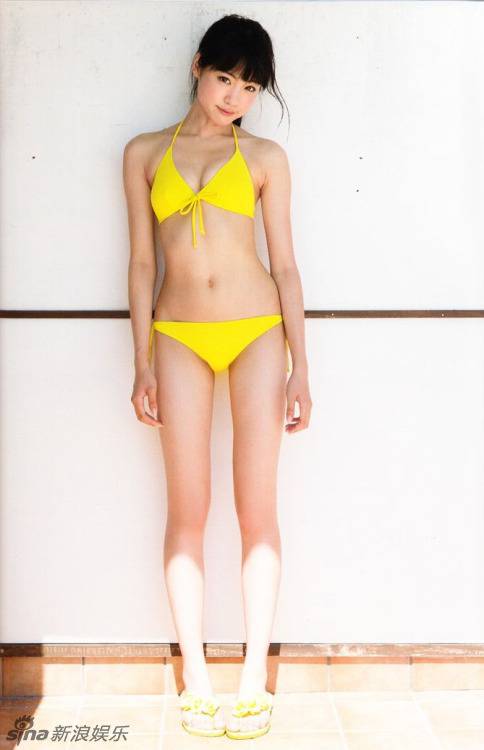 18岁日本女星志田友美大秀77.5cm美腿
