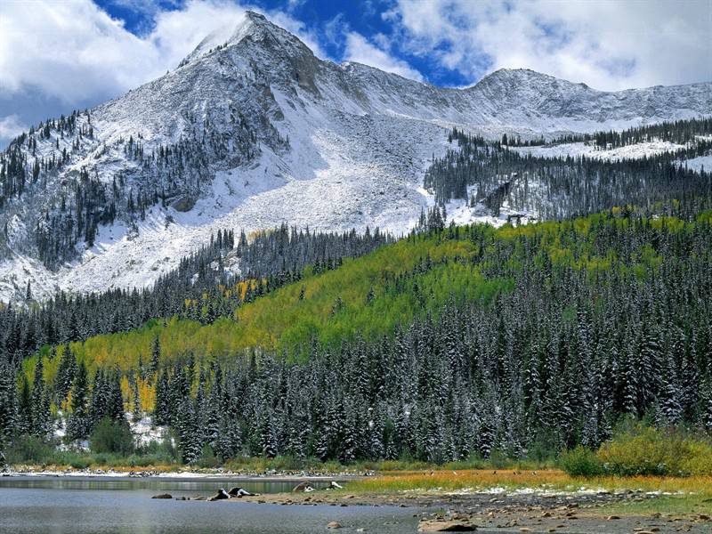 绿意盎然的山水风光美景