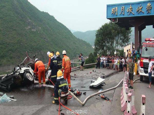 四川逆行罐车压扁小轿车 致3人死亡现场惨烈(3)