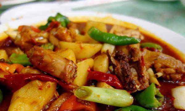 新疆特色小吃大全 烤肉手抓饭令人垂涎