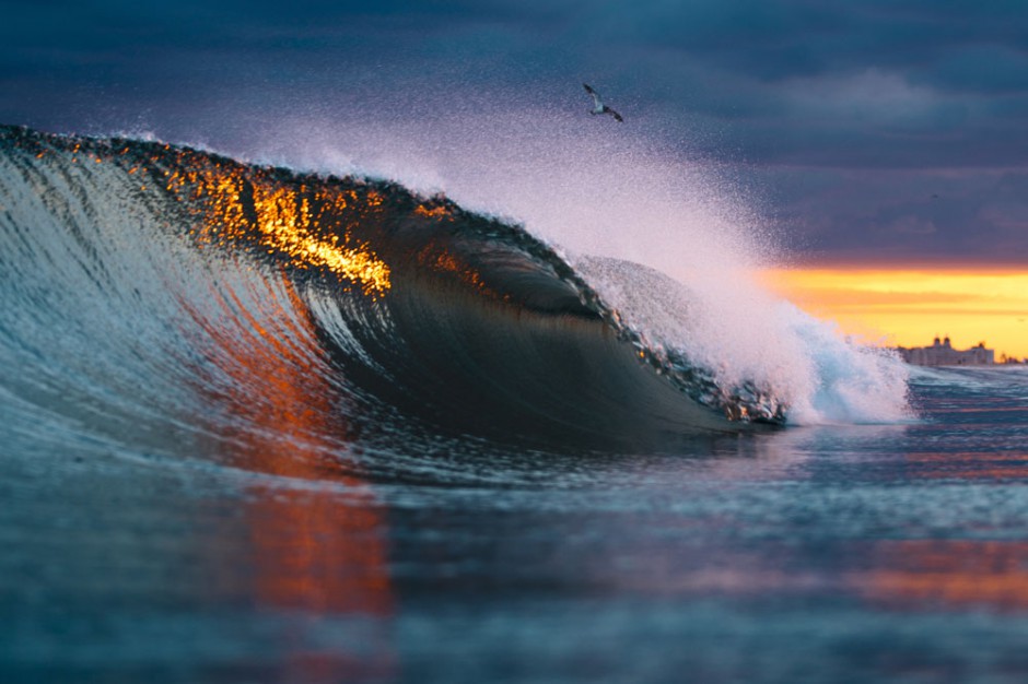 夕阳下汹涌海浪唯美意境海边风景图片