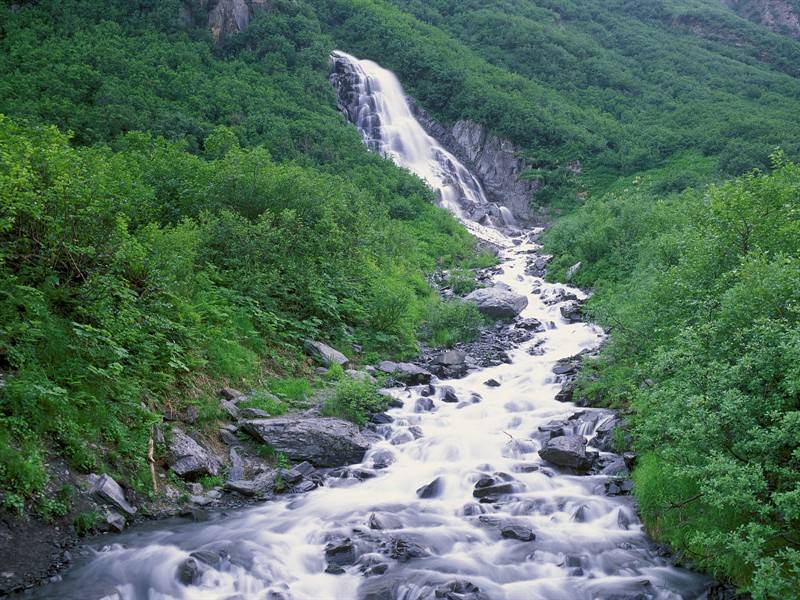 青山环绕绿湖梦境美景图片