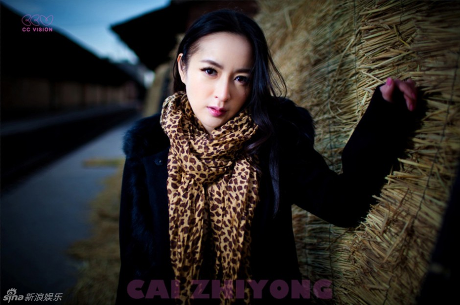 武文佳户外黑衣写真冷艳高贵