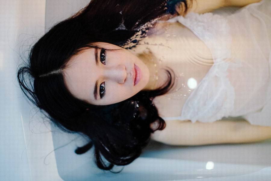 安静的躺在浴缸水中