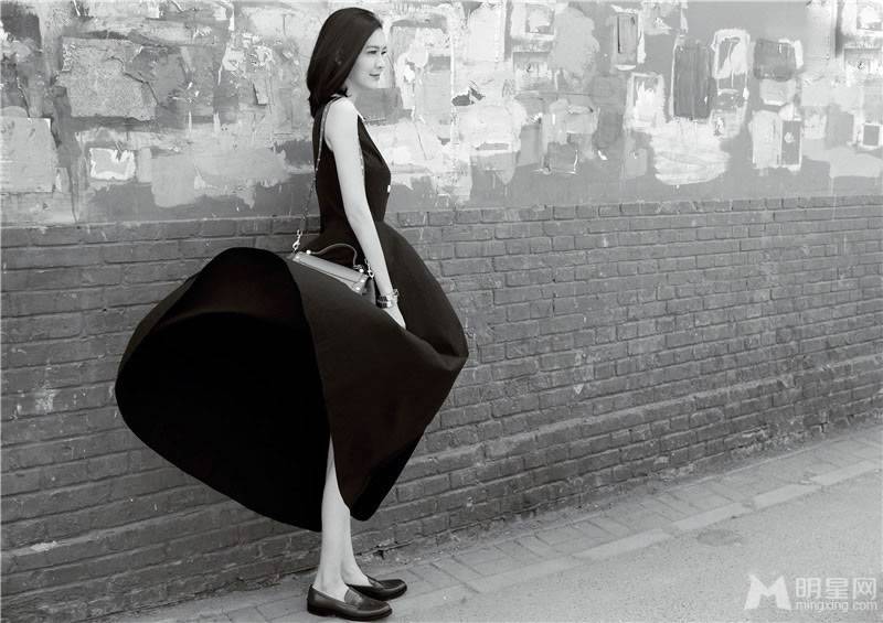 时尚名模李艾街头文艺黑白写真