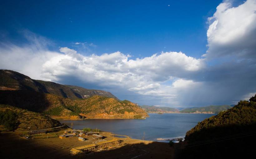 泸沽湖高山湖泊风景摄影图片