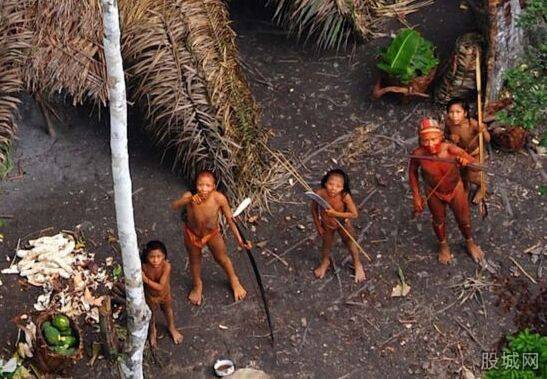 与世隔绝6万年的原始部落 见外人就攻击