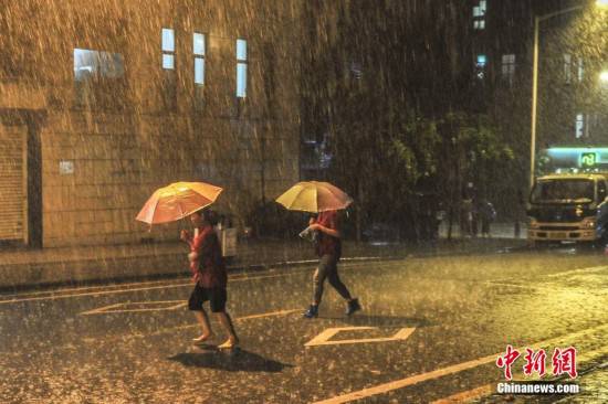 暴雨突袭广州 市民卷脚裤而行