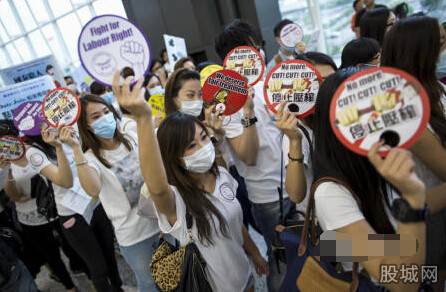 香港千名空姐静坐抗议消减福利