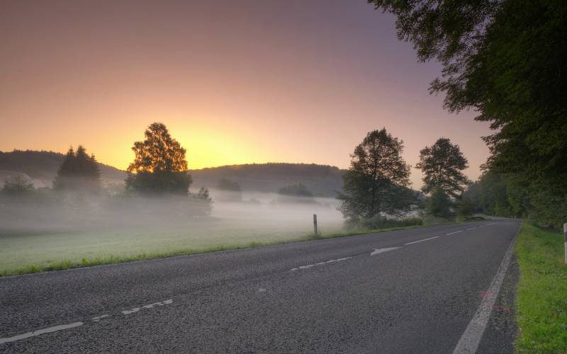 晨曦中的薄雾朦胧唯美自然风景壁纸