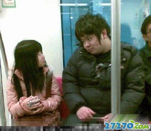 地铁里的神仙情侣们