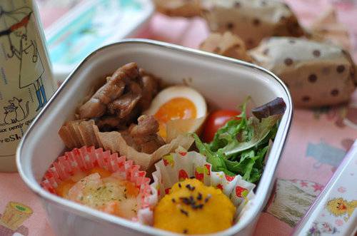 日式简易米饭便当营养丰富