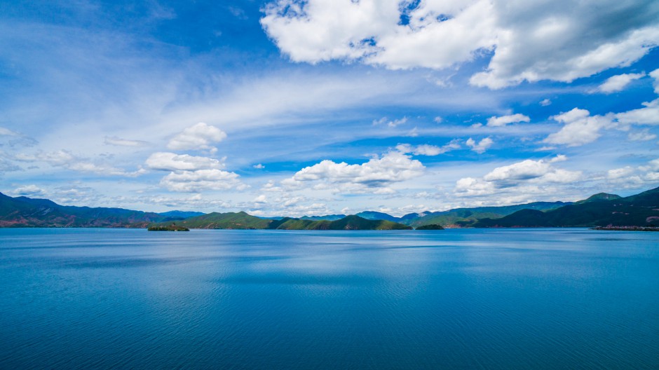 云南高山湖泊风景如画优美