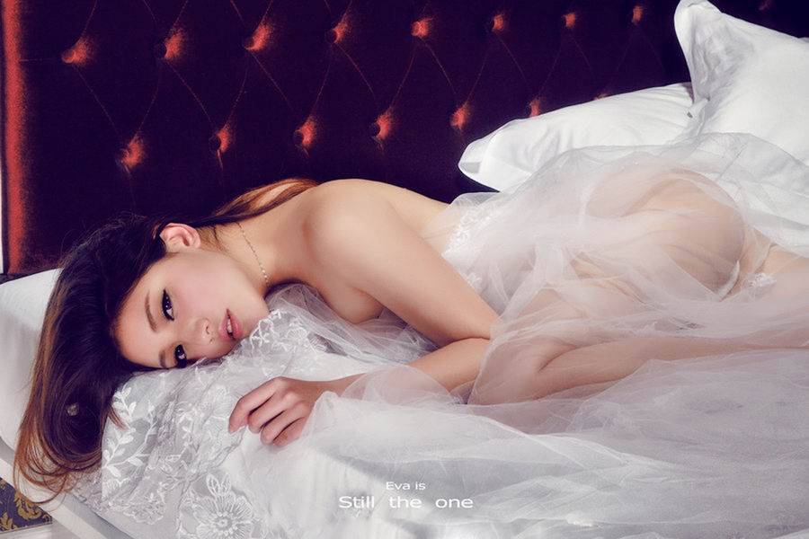 极品美女性感娇躯婚纱写真照
