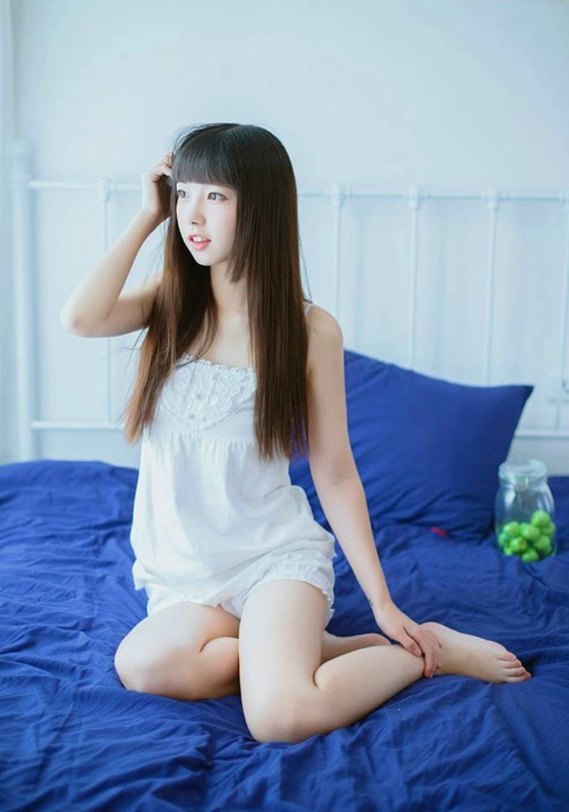 韩国可爱萝莉美女床上人体艺术写照