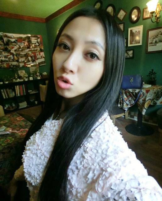 极品美女松果儿微博晒私房自拍照