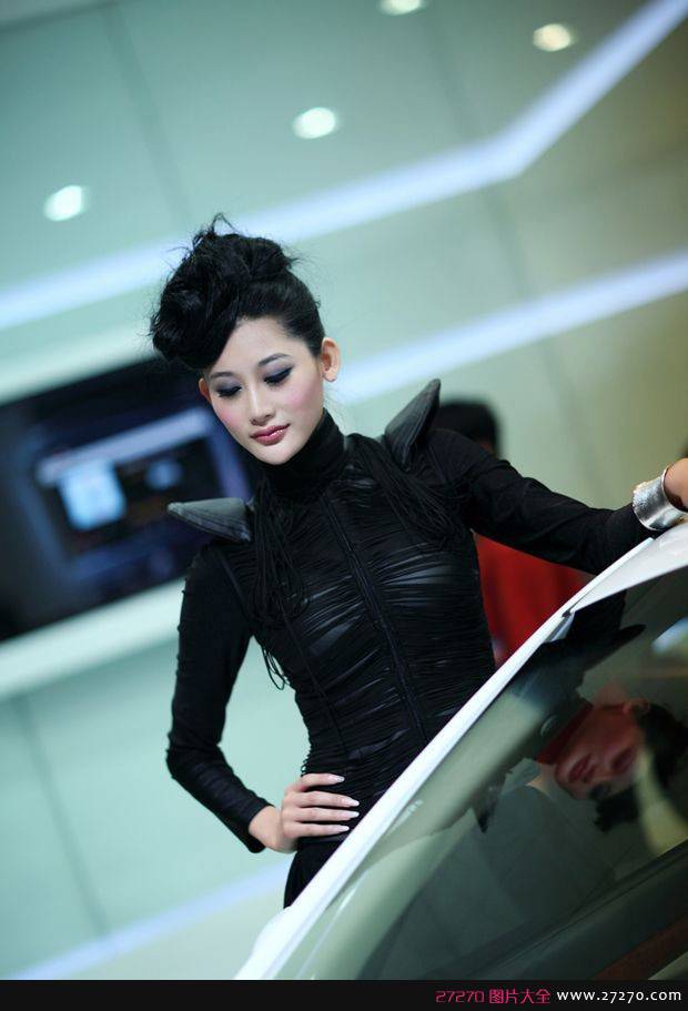 北京车展随处可见靓丽模特甜美可爱
