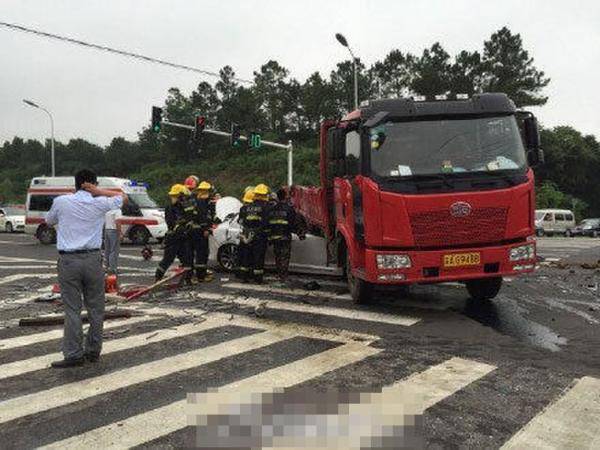 南京一轿车遭削顶 钻进货车底致3死1重伤(4)