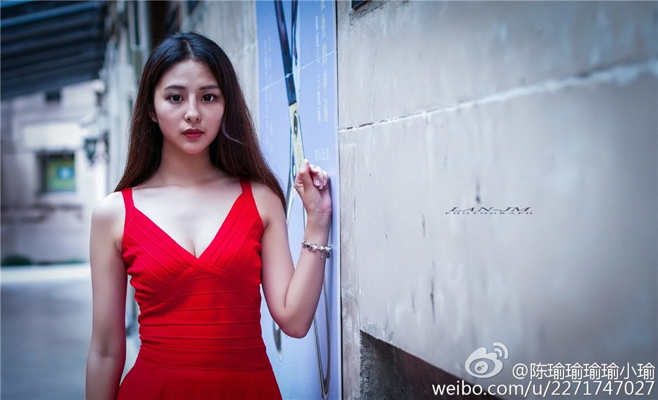 90后气质美少女唯美清凉街头写真