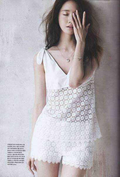 韩国女星林允儿尽显妩媚风情写真