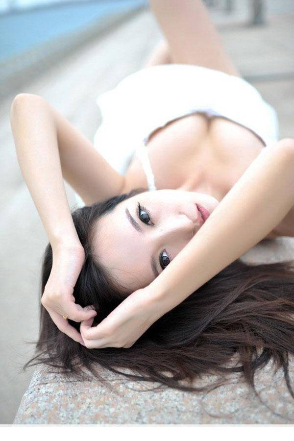 甜美MM傅颖户外内衣秀婀娜身姿