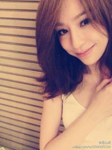 爱笑台湾女星王心凌自拍照