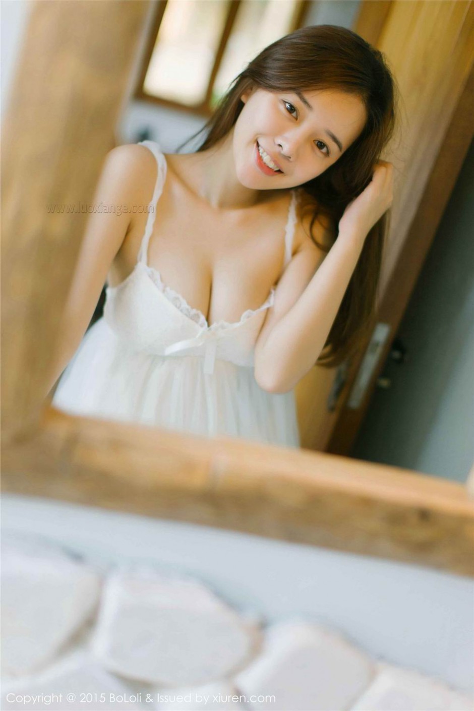 波萝社养眼美女陈芊瑜Sherry引人遐想写真套图