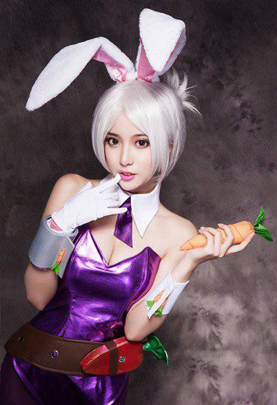 可爱女生俏皮cosplay瑞文兔女郎