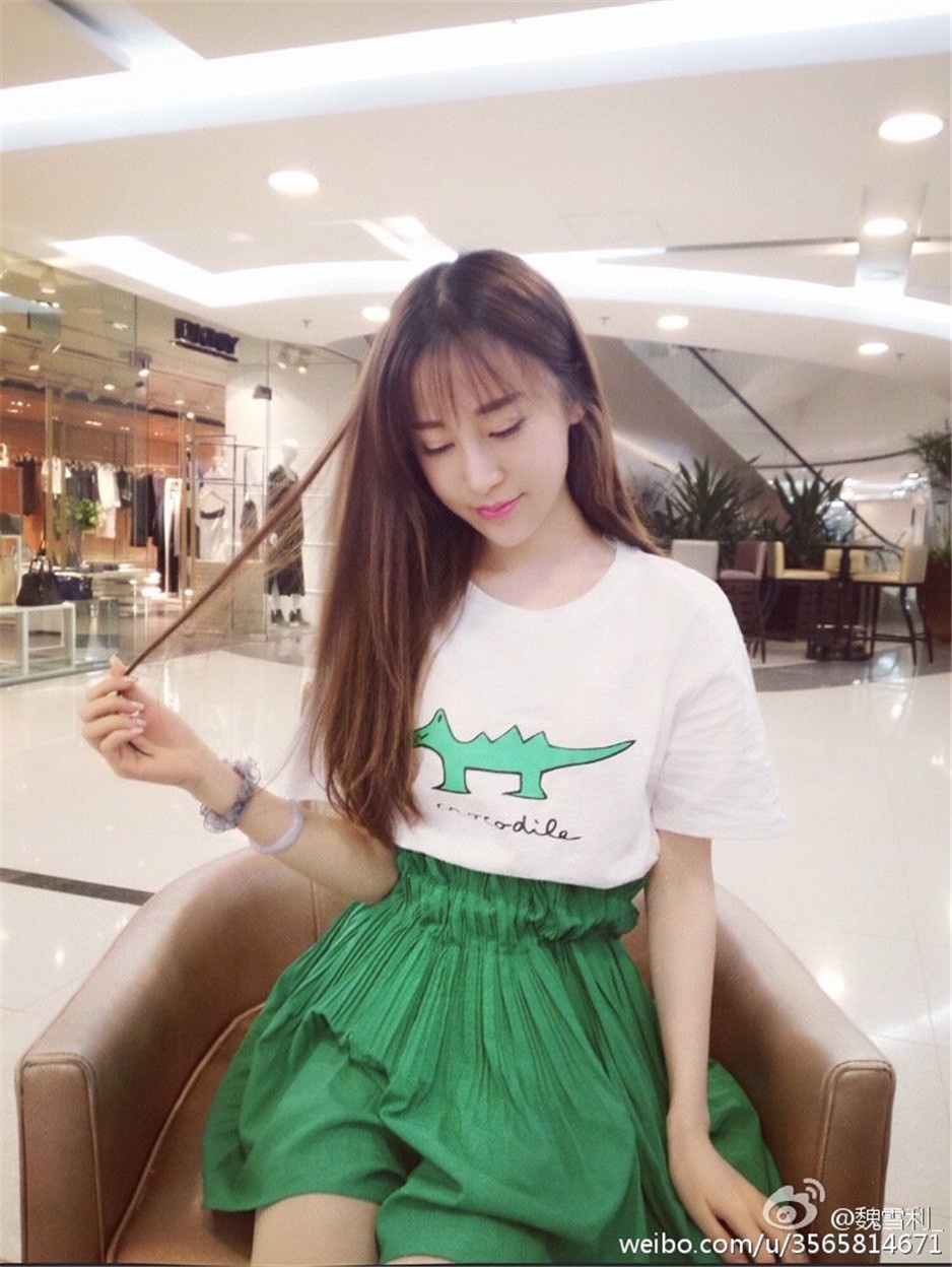 网络美女魏雪利微博晒生活照片