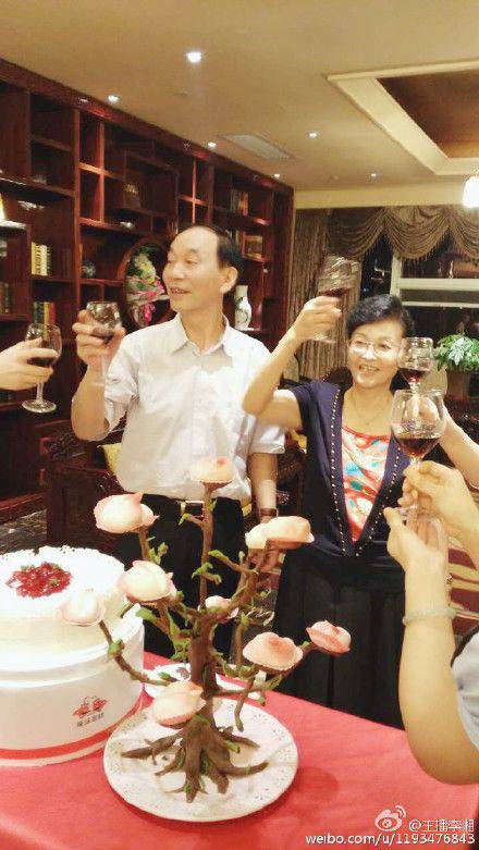 李湘为父亲庆祝70岁生日 父母罕见出镜