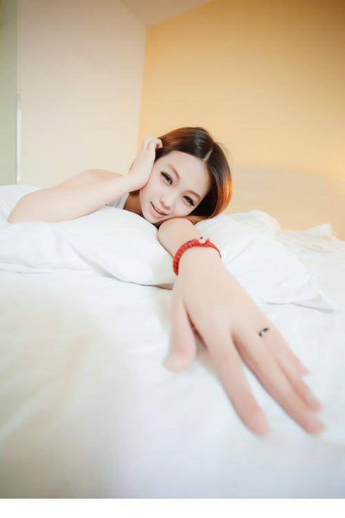 俏皮可人的美女对你放电