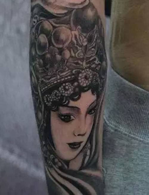 柔美经典的个性女花旦纹身图片