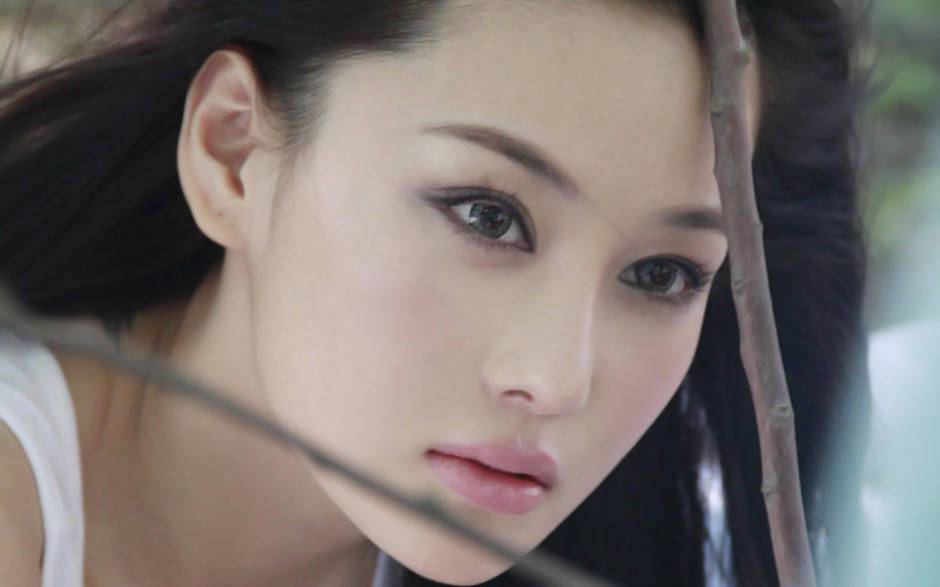 性感女星张馨予微露事业线写真