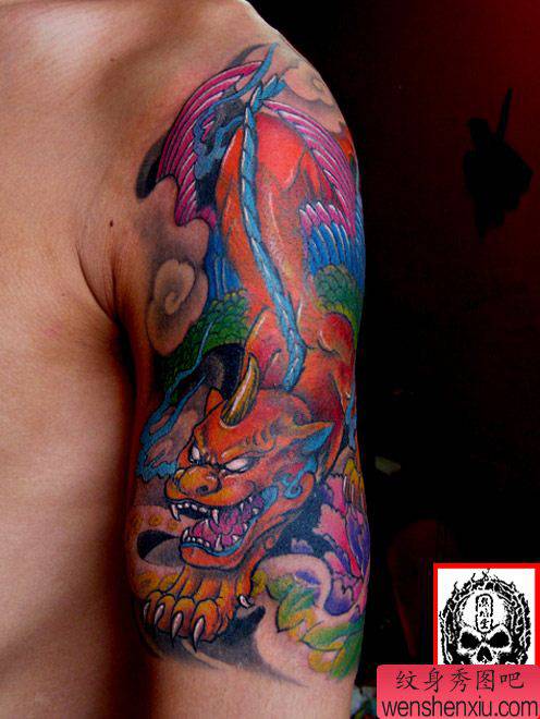 男子手臂上的彩色貔貅纹身图片