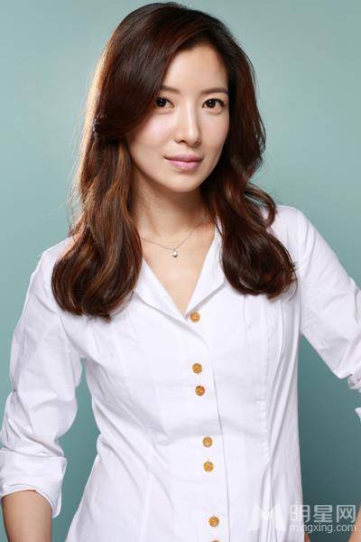 韩国美女演员尹世雅尽显知性之美