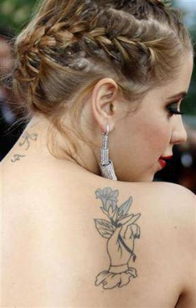 明星纹身图案欣赏 精美花儿后背纹身