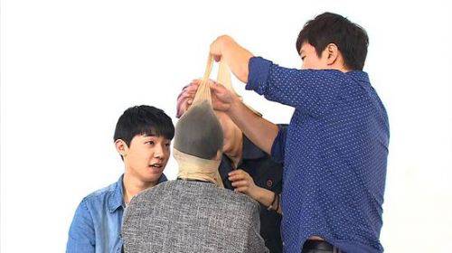 救命！韩男偶像被罚用丝袜裹脸自拍