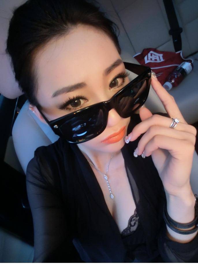 性感车模金美辛烈焰红唇迷人照