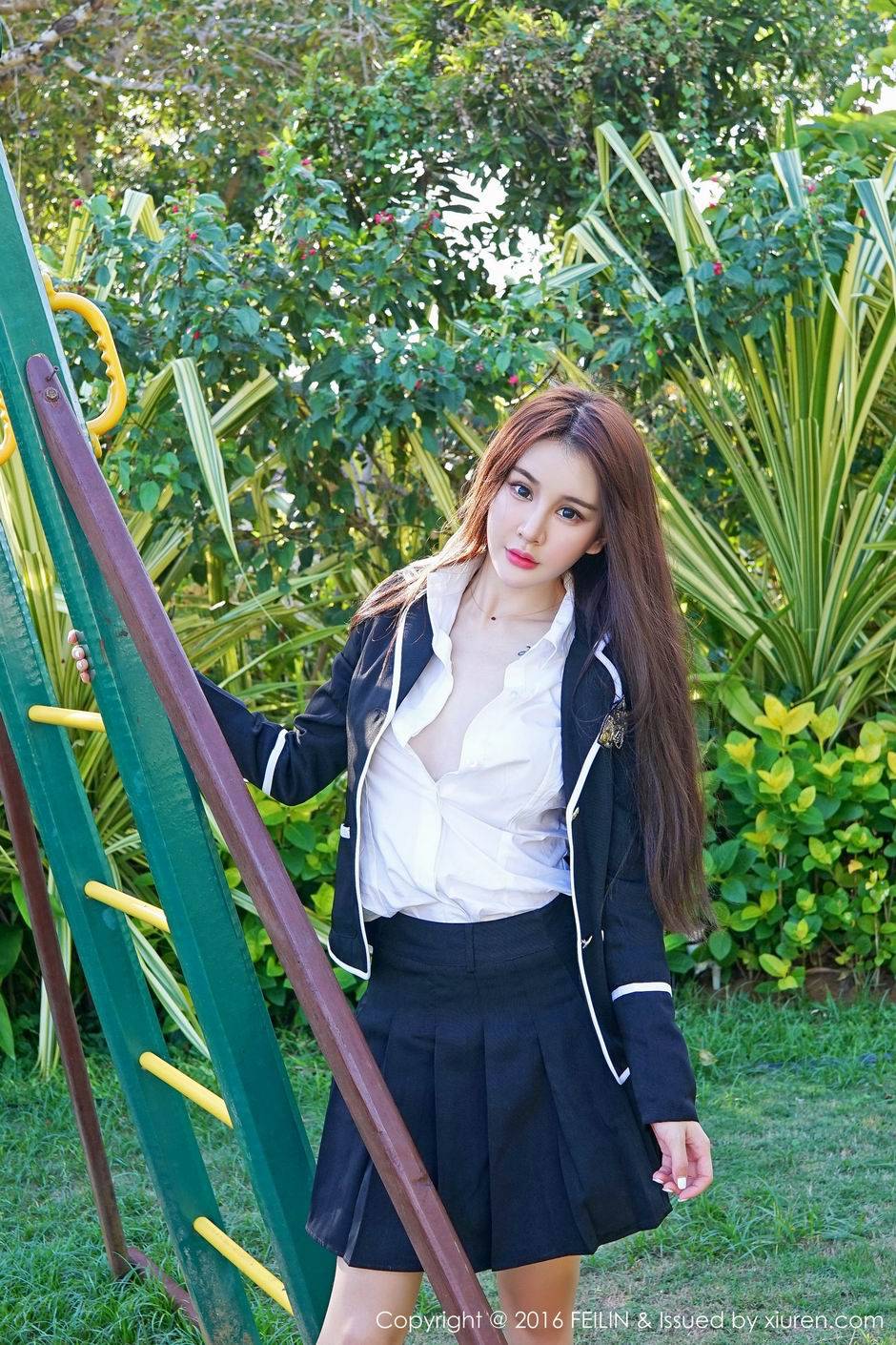 中分长发女神Cheryl青树初春户外写真