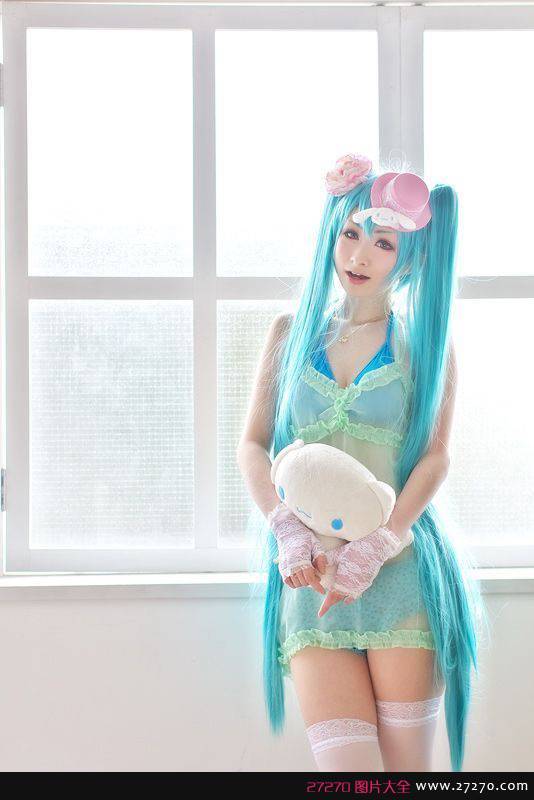 超嫩白皙的嫩嫩美女 可爱初音Cosplay