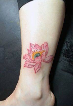 女生腿部唯美纹身图案